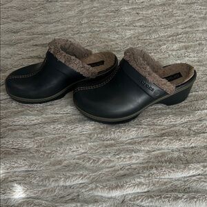 CROCS Women's Black and Tan Fuzzy Clogs